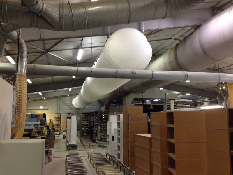 Distribution d'air basse vitesse par gaine poreuse dans un atelier de vernissage de meubles. Les Herbiers (85)