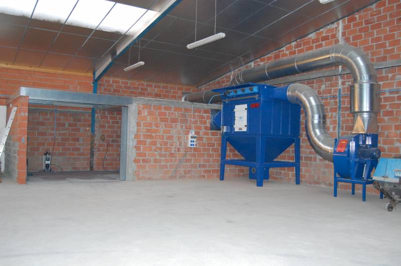 Mise en dépression d'une grenailleuse et filtration des poussières.