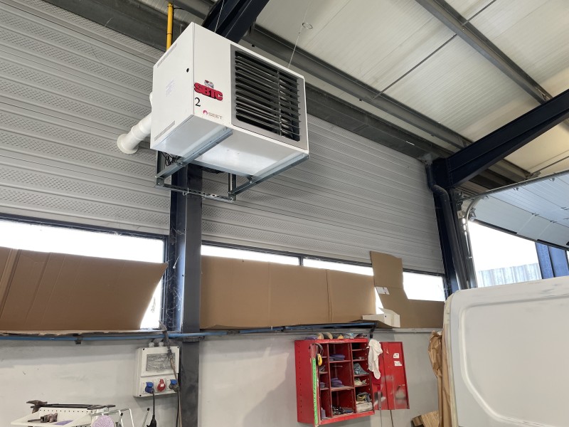 Installation de chauffage par brûleur veine d'air et  de récupération de calories dans bâtiment industriel à Bordeaux ( Gironde )